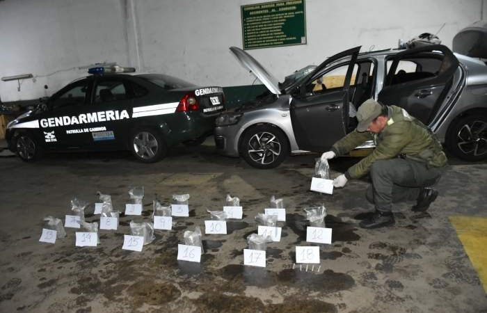 LLEVABAN DROGA EN EL TANQUE DE COMBUSTIBLE Y FUERON DETENIDOS