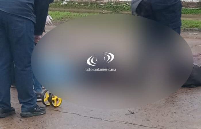 CAPITAL: MOTOCICLISTA MURIÓ AL ESTRELLARSE CONTRA UN POSTE DE LUZ
