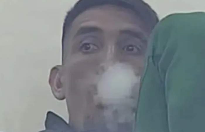 RICARDO CENTURIÓN FUE FILMADO FUMANDO MIENTRAS MIRABA EL PARTIDO DE SU EQUIPO