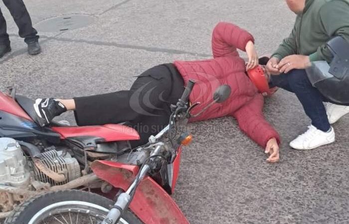 MOTOCICLISTA ATROPELLADA POR UN AUTO QUE SE DIO A LA FUGA
