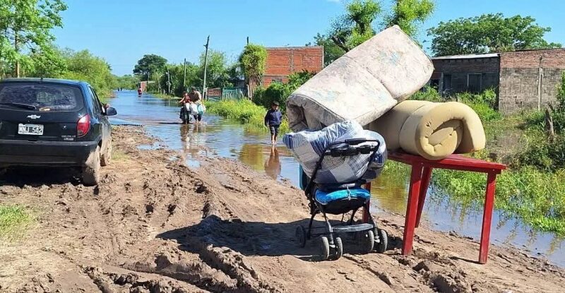 BOMBEROS JUNTAN DONACIONES PARA LOS AFECTADOS POR LAS INUNDACIONES