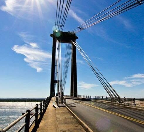 UN REMOLCADOR PARAGUAYO CHOCÓ CONTRA LA DEFENSA DEL PUENTE GENERAL BELGRANO